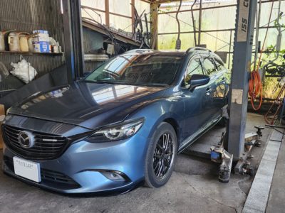 マツダ　アテンザワゴン　足回り交換作業　①